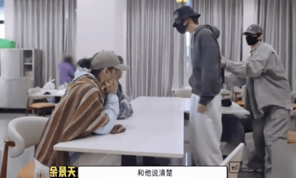 丰汇投资 余景天录节目失控掀桌子大喊：有种把内容对完再走